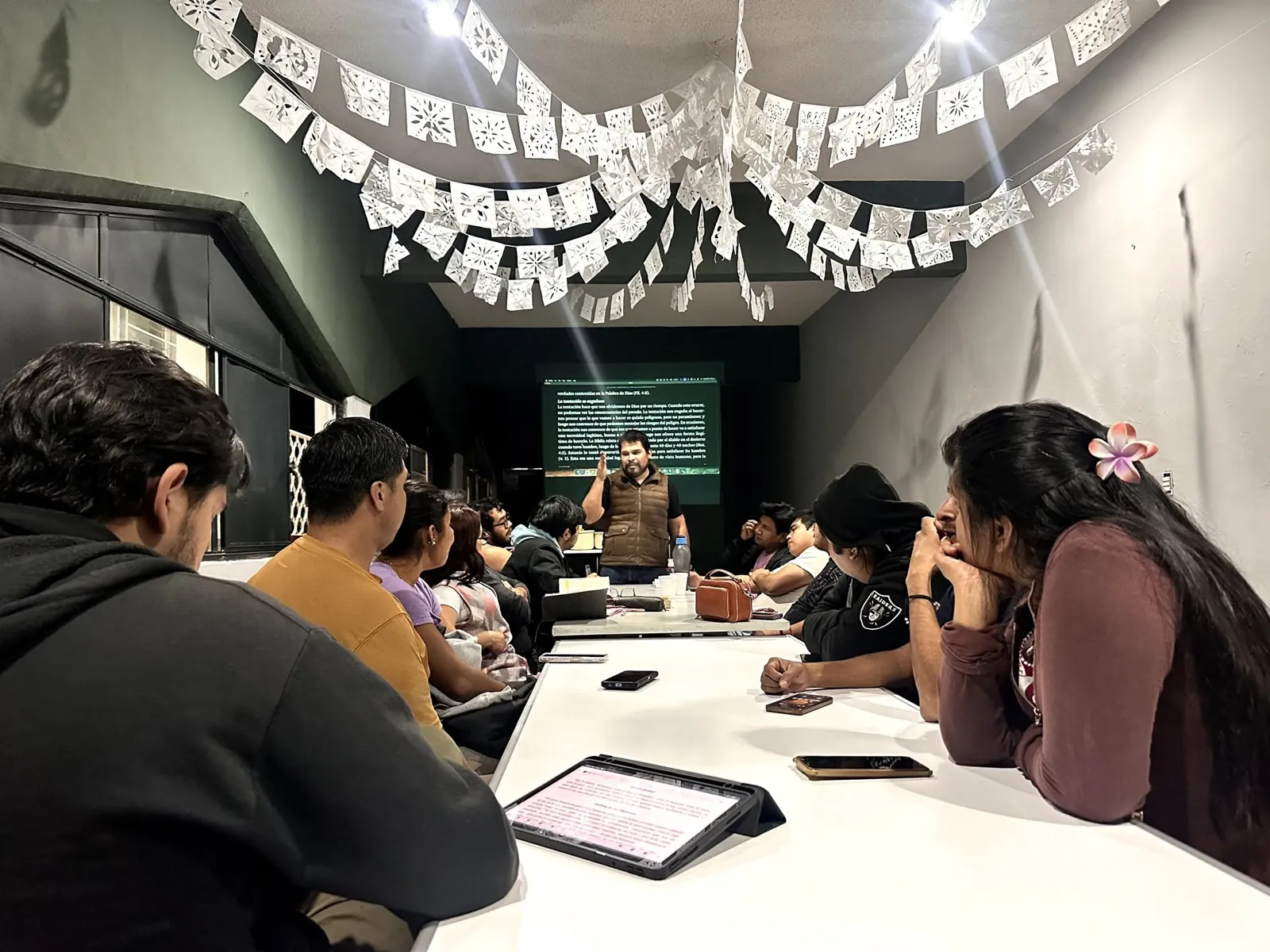 Estudio bíblico alrededor de la mesa