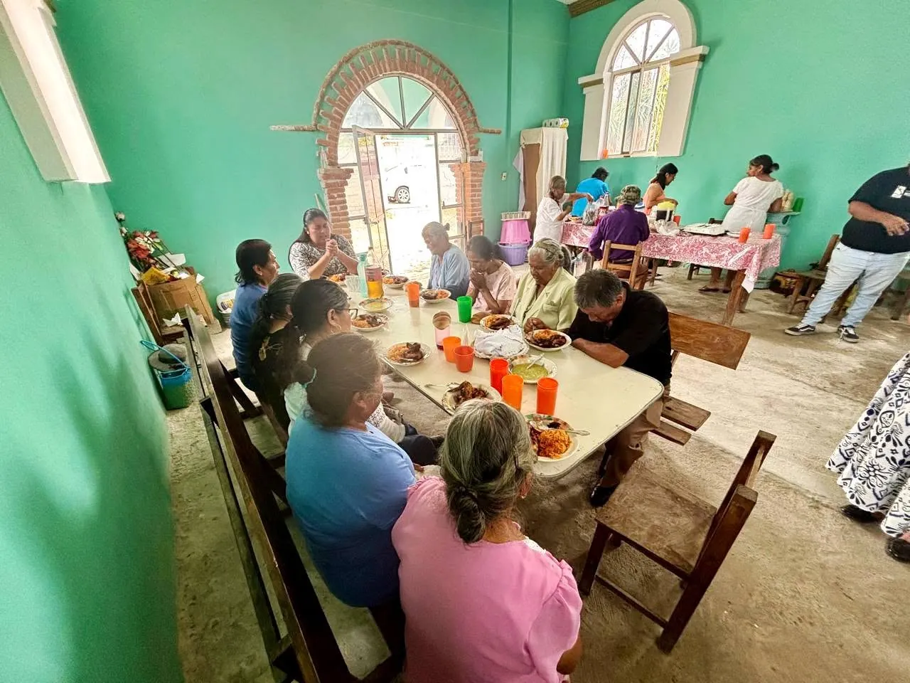 Hermanas y hermanos a la misma mesa