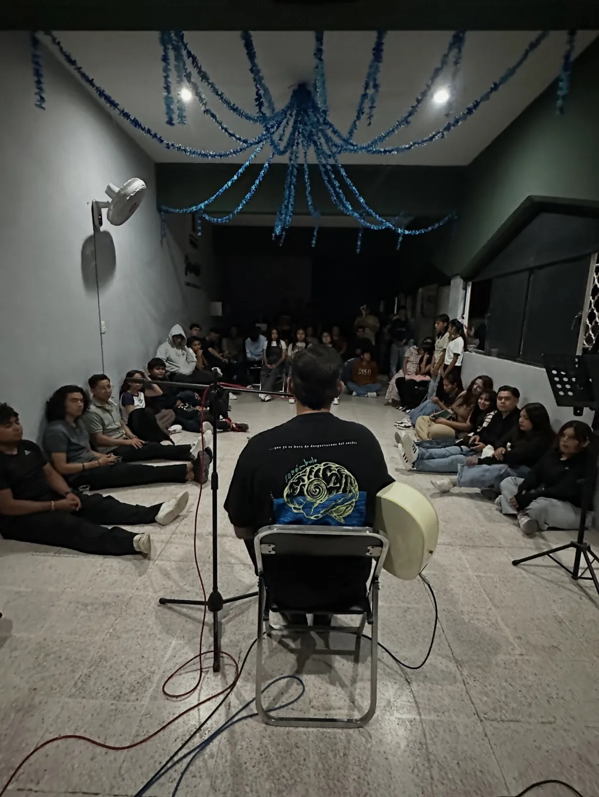 Noche de alabanza con los jóvenes