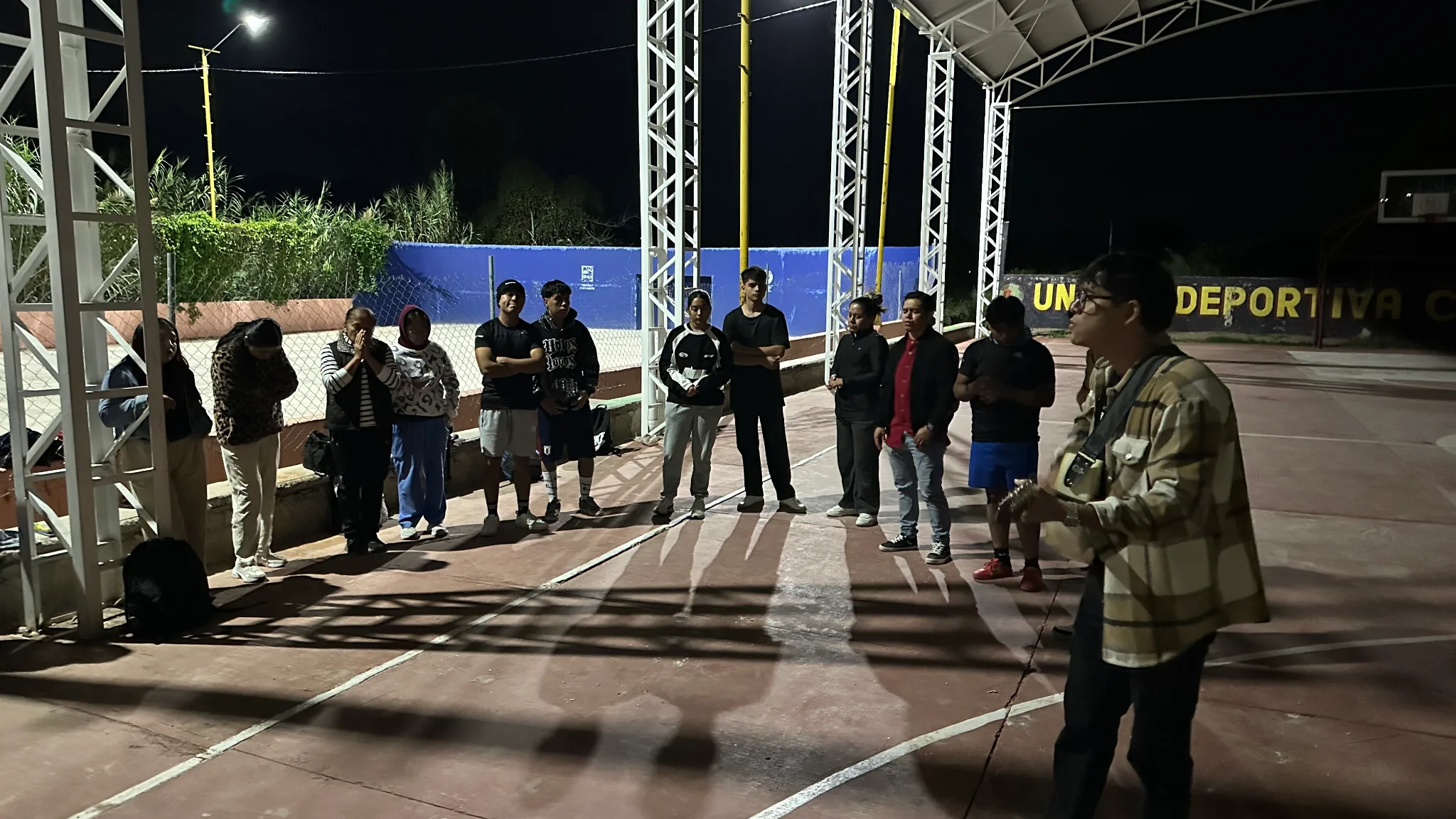 Buenos Puertos dirigiendo alabanzas a Dios con los jóvenes