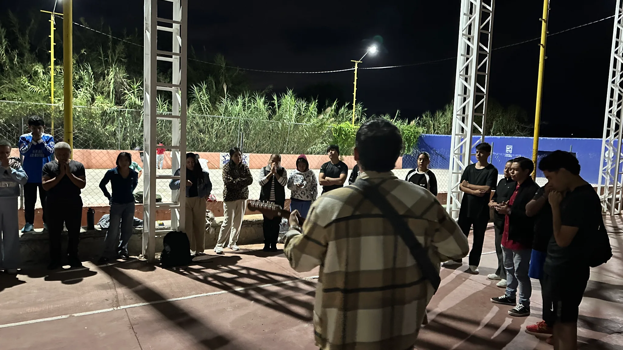 Juventud adorando a Dios