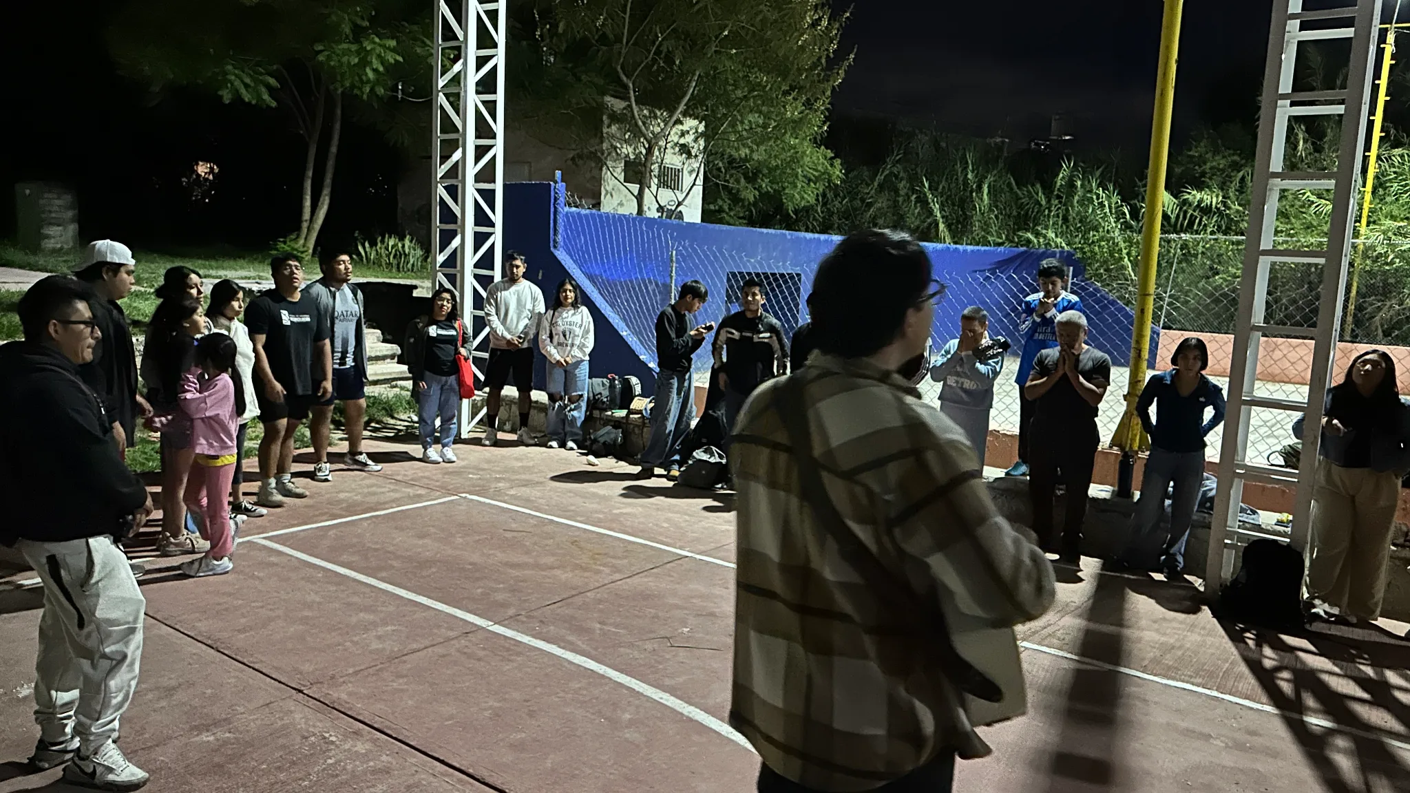 Jóvenes adoradores al aire libre