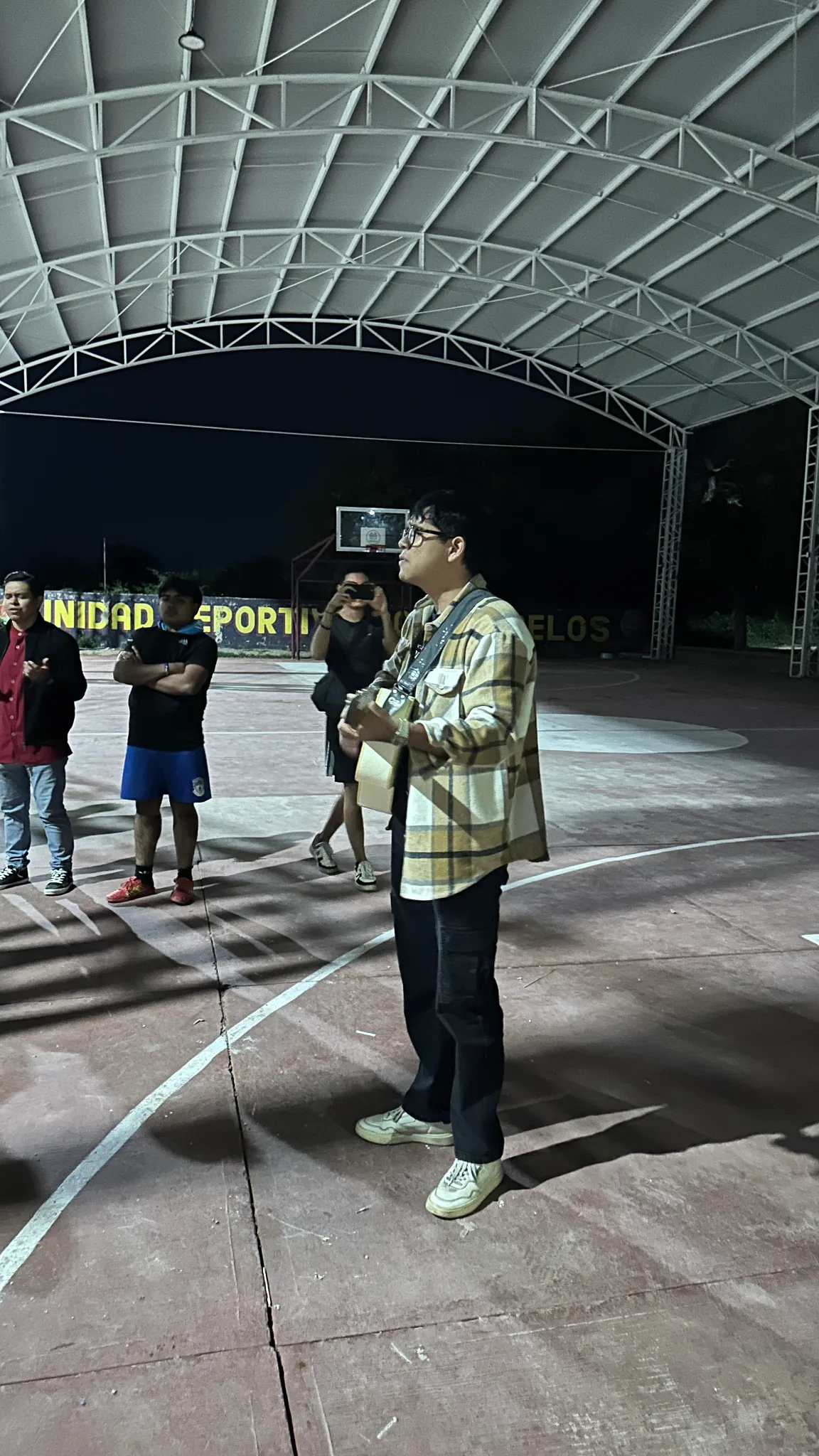Una cancha iluminada por la alabanza a Dios