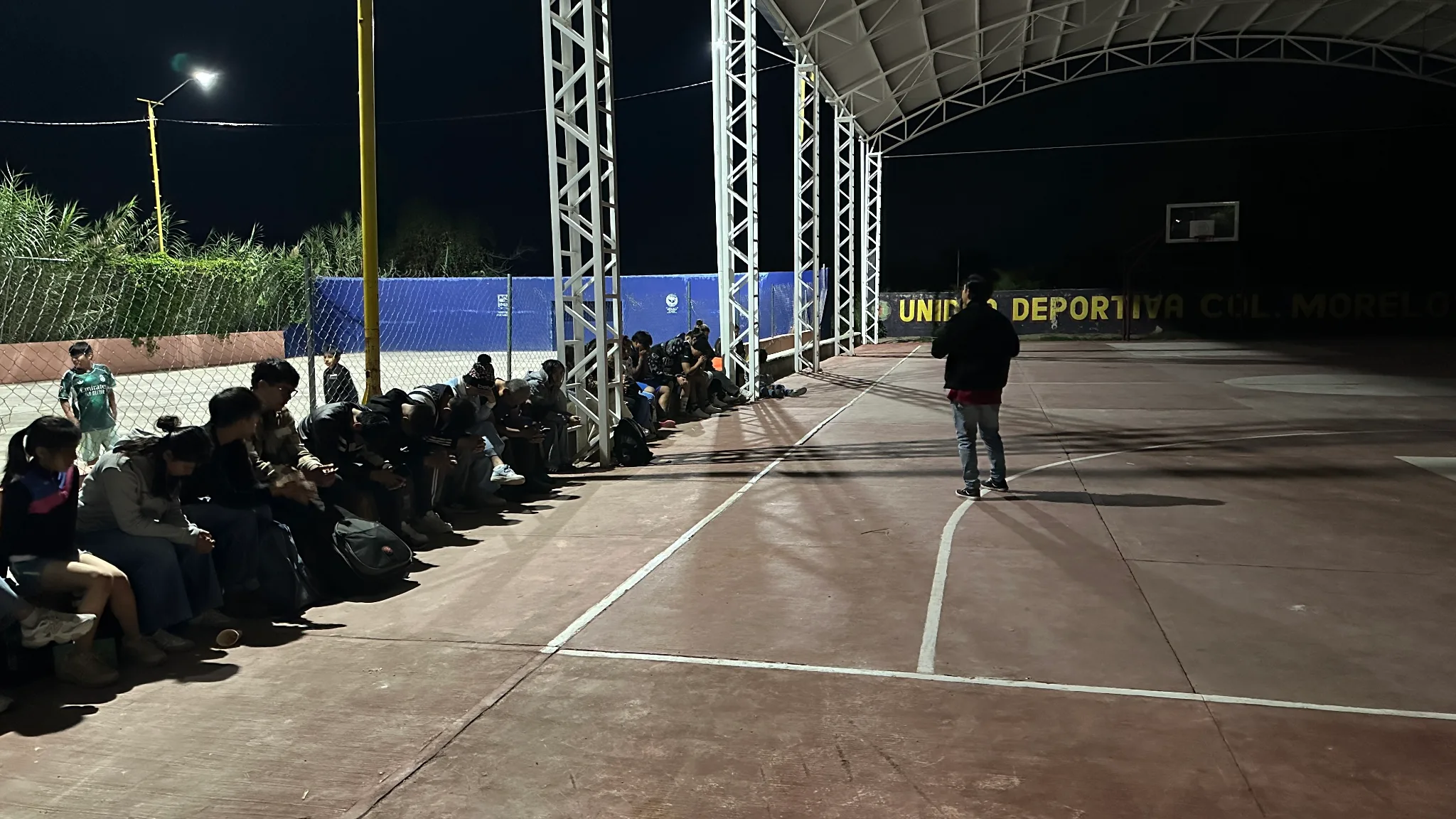 Jóvenes escuchando el mensaje